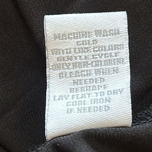 Linda Matthews red and black bat wing blouse. Size Large. - Picture 5 of 9